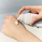 کرم ضد آفتاب ضد لک و روشن کننده تون آپ سنتلا اسکین CENTELLA TONE BRIGHTENING TONE-UP SUNSCREEN SPF50 حجم 50 میلی لیتر - Image 6